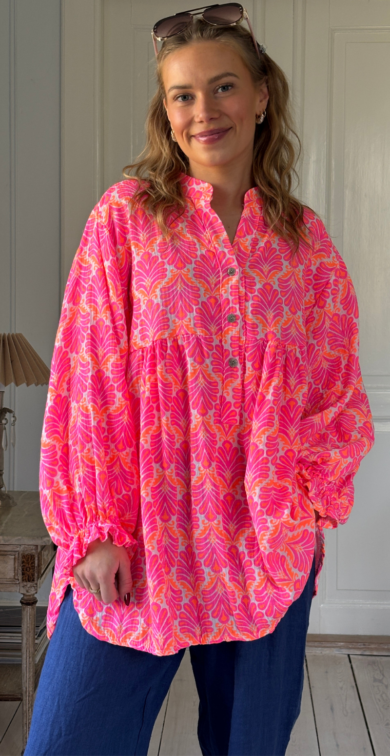 Frida mønstret bluse i musselin med vidde og overskæring pink/orange LikeLondon