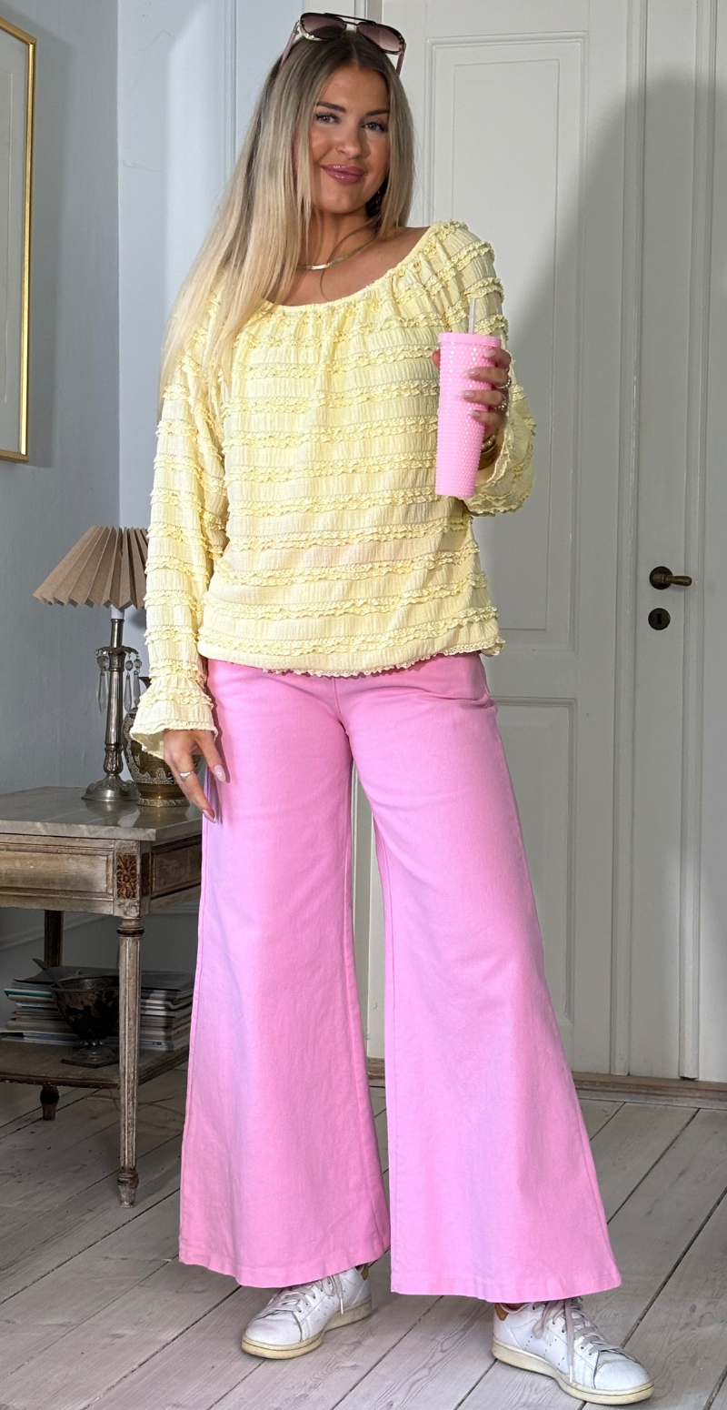 Cosima bluse med bådudskæring og flæser gul LikeLondon