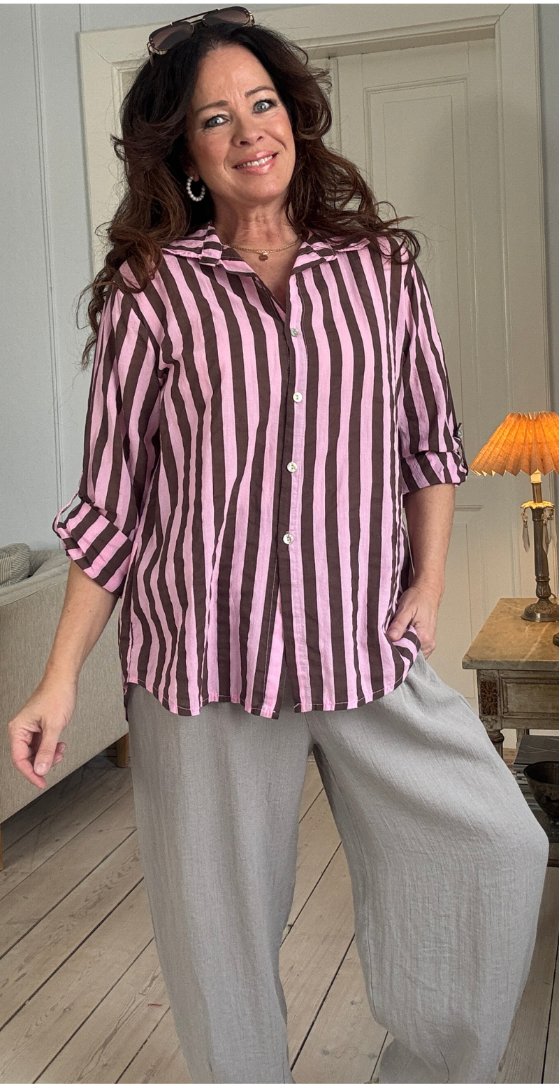 Cellie stribet skjorte med perlemorsknapper pink LikeLondon