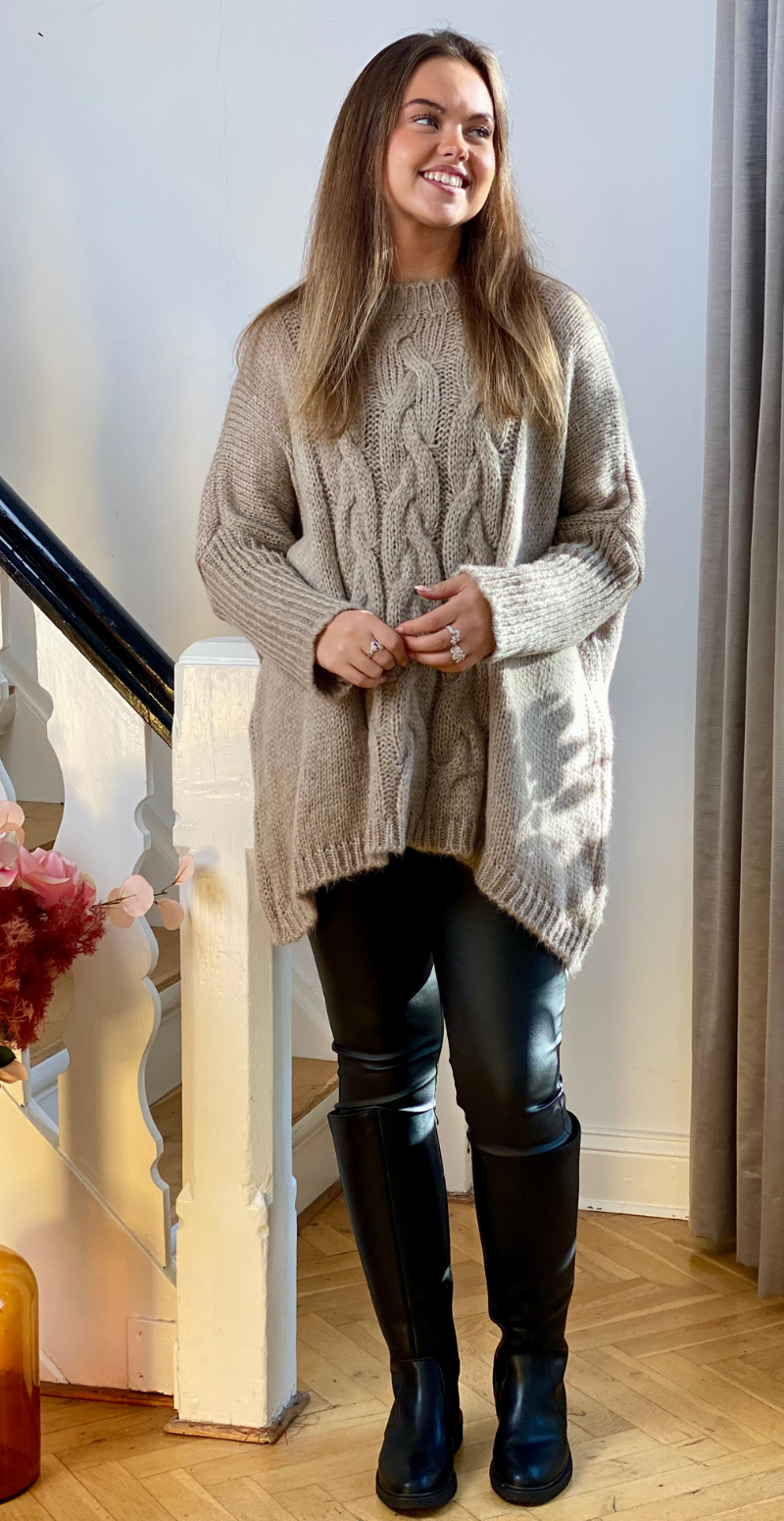 Daphne strik med kabelmønster og ribærme camel LikeLondon
