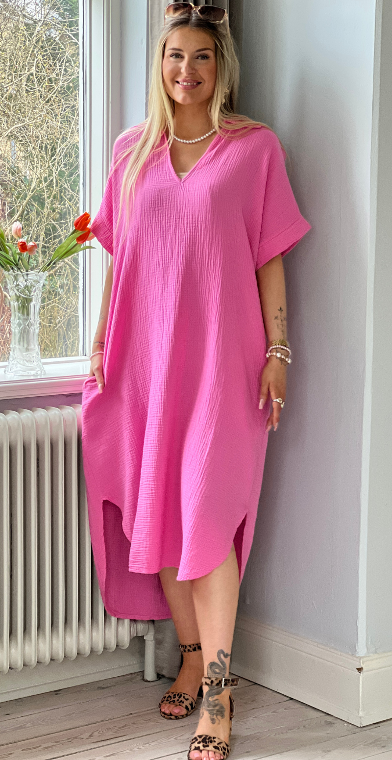 Dagmar kjole i musselin fuxia LikeLondon