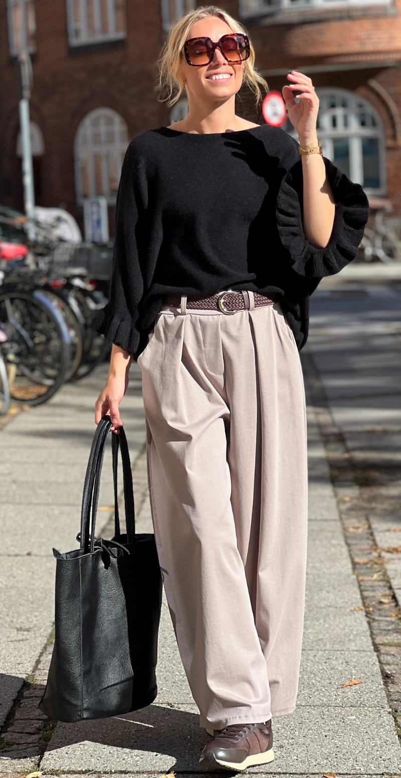 Louise strikbluse i baby alpaca med flæsedetaljer og 3/4 ærmer sort LikeLondon