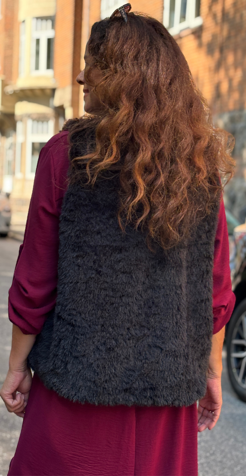 Angie fake fur vest med lommer sort