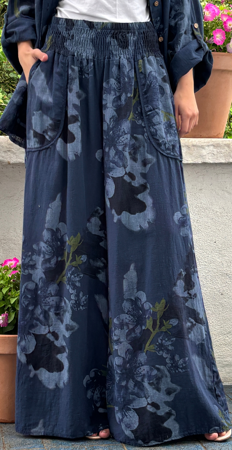 Gail blomstret bukser med lommer fortil og smockkant i taljen navy LikeLondon