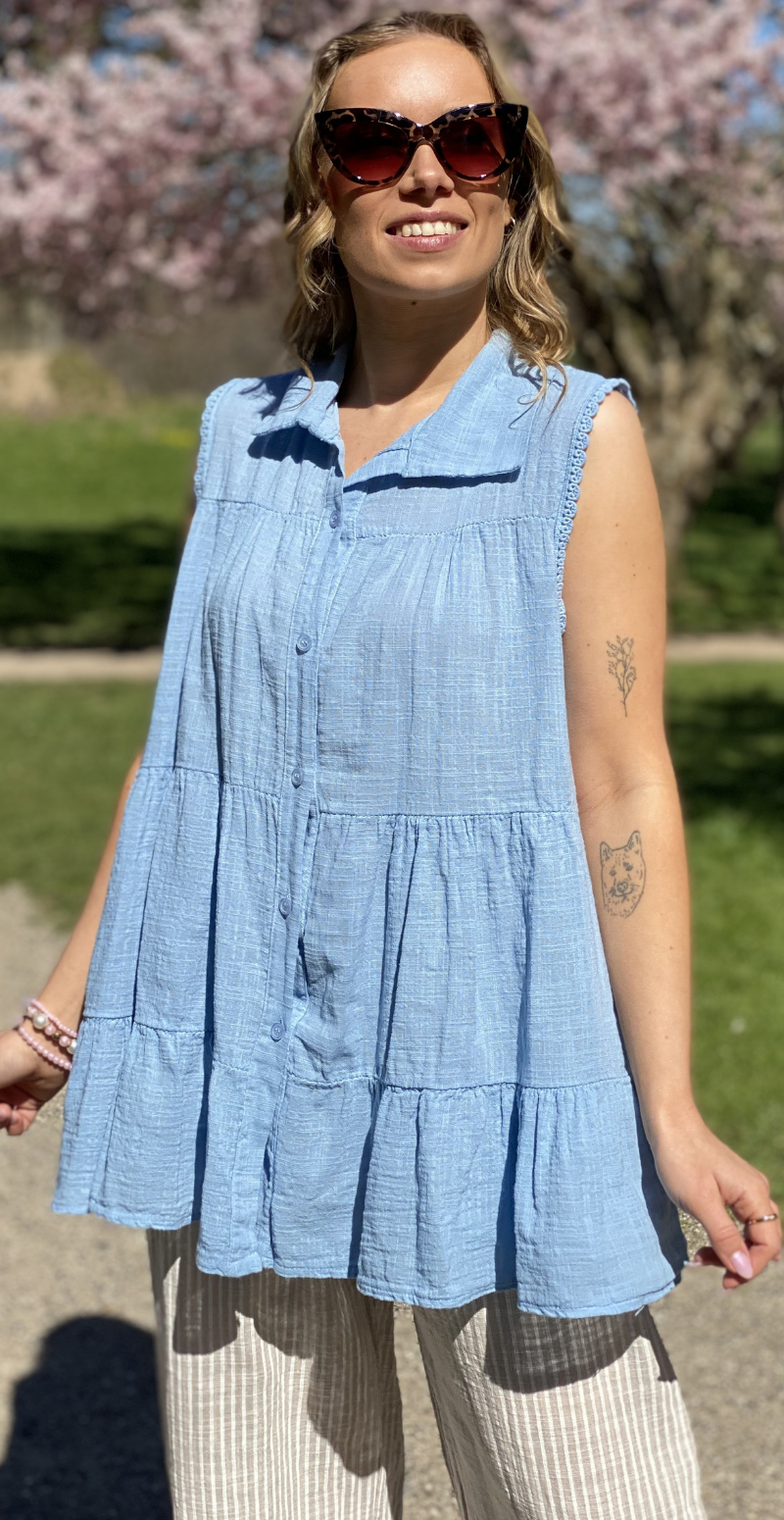 Rinda bluse uden ærmer med peplum og hæklede detaljer blå LikeLondon