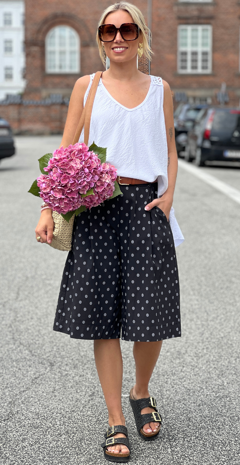 Emma bermuda shorts med prikker og bælte sort LikeLondon