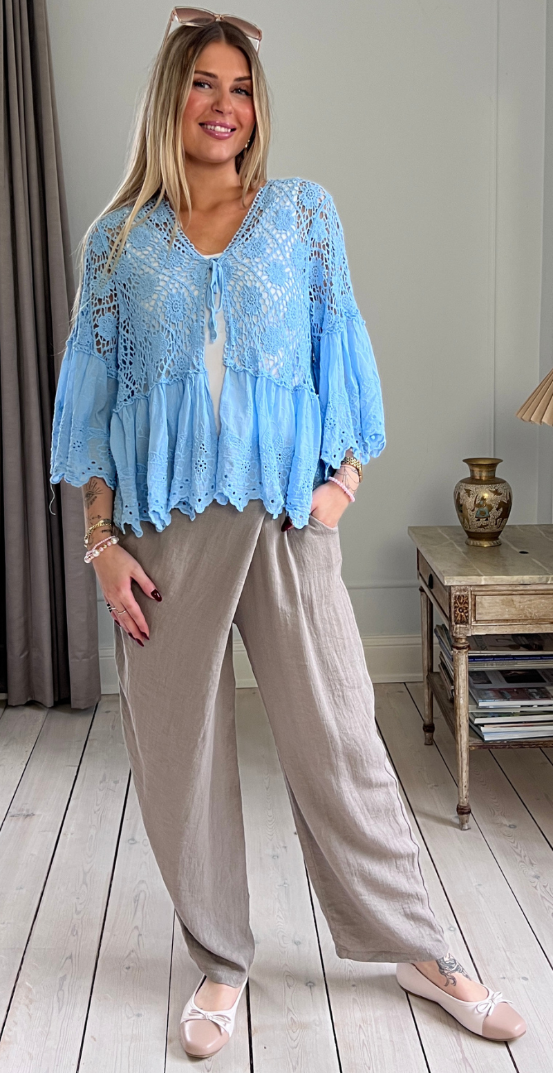 Carma hæklet bluse med blonder og bindelukning sky LikeLondon