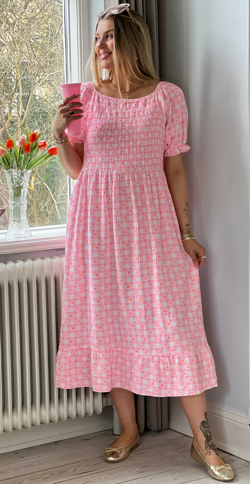Olga ternet kjole med små blomster og smock pink LikeLondon