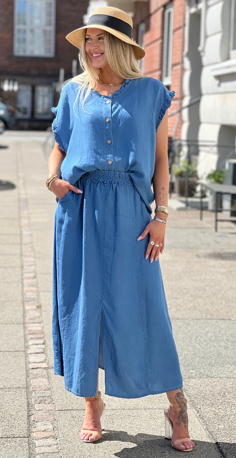 Andrea denimnederdel med skrålommer og slids foran medium jeans LikeLondon