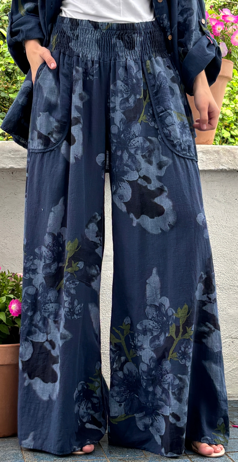 Gail blomstret bukser med lommer fortil og smockkant i taljen navy LikeLondon