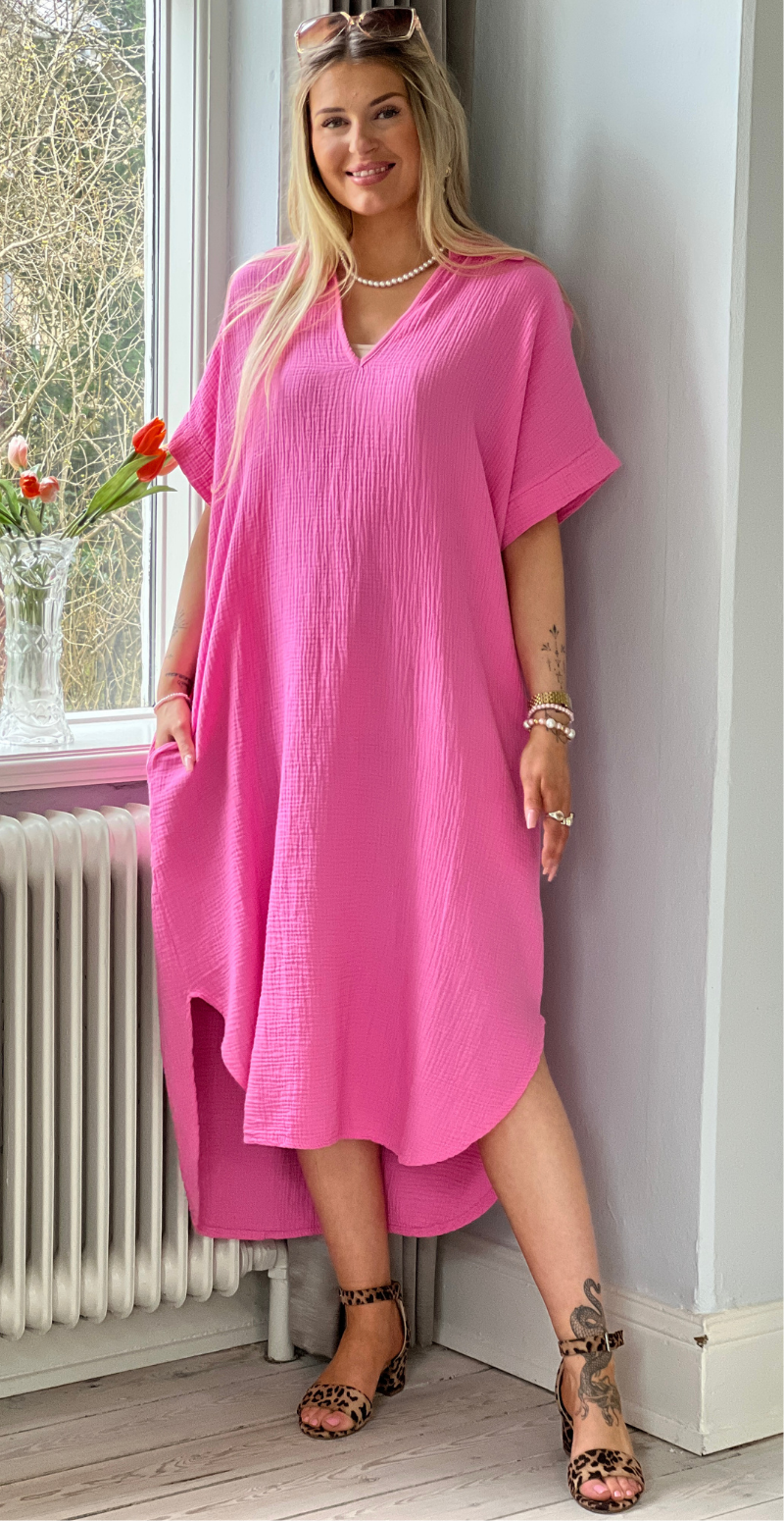 Dagmar kjole i musselin fuxia LikeLondon