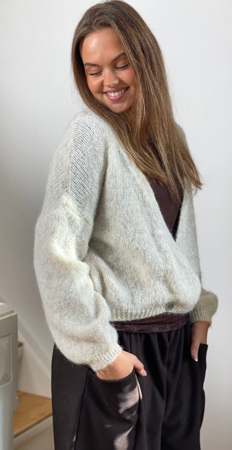 Kitty strikcardigan med wrapeffekt og knapper beige LikeLondon