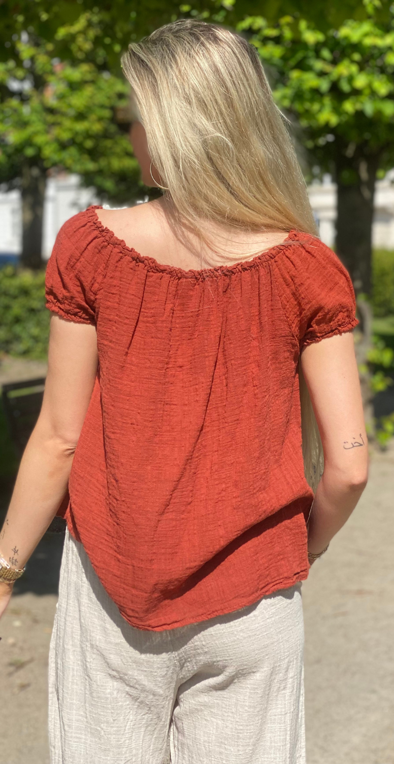 Karin bluse med korte ærmer, bindebånd og hæklede detaljer rust LikeLondon