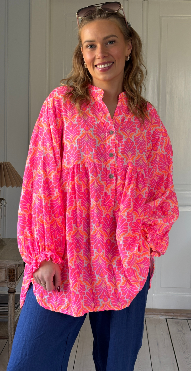 Frida mønstret bluse i musselin med vidde og overskæring pink/orange LikeLondon