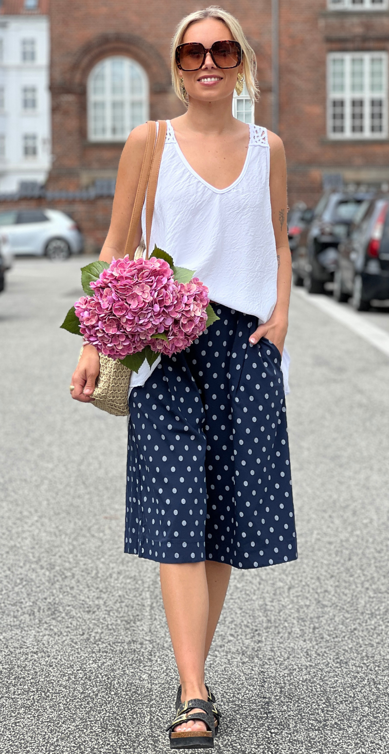 Emma bermuda shorts med prikker og bælte navy LikeLondon
