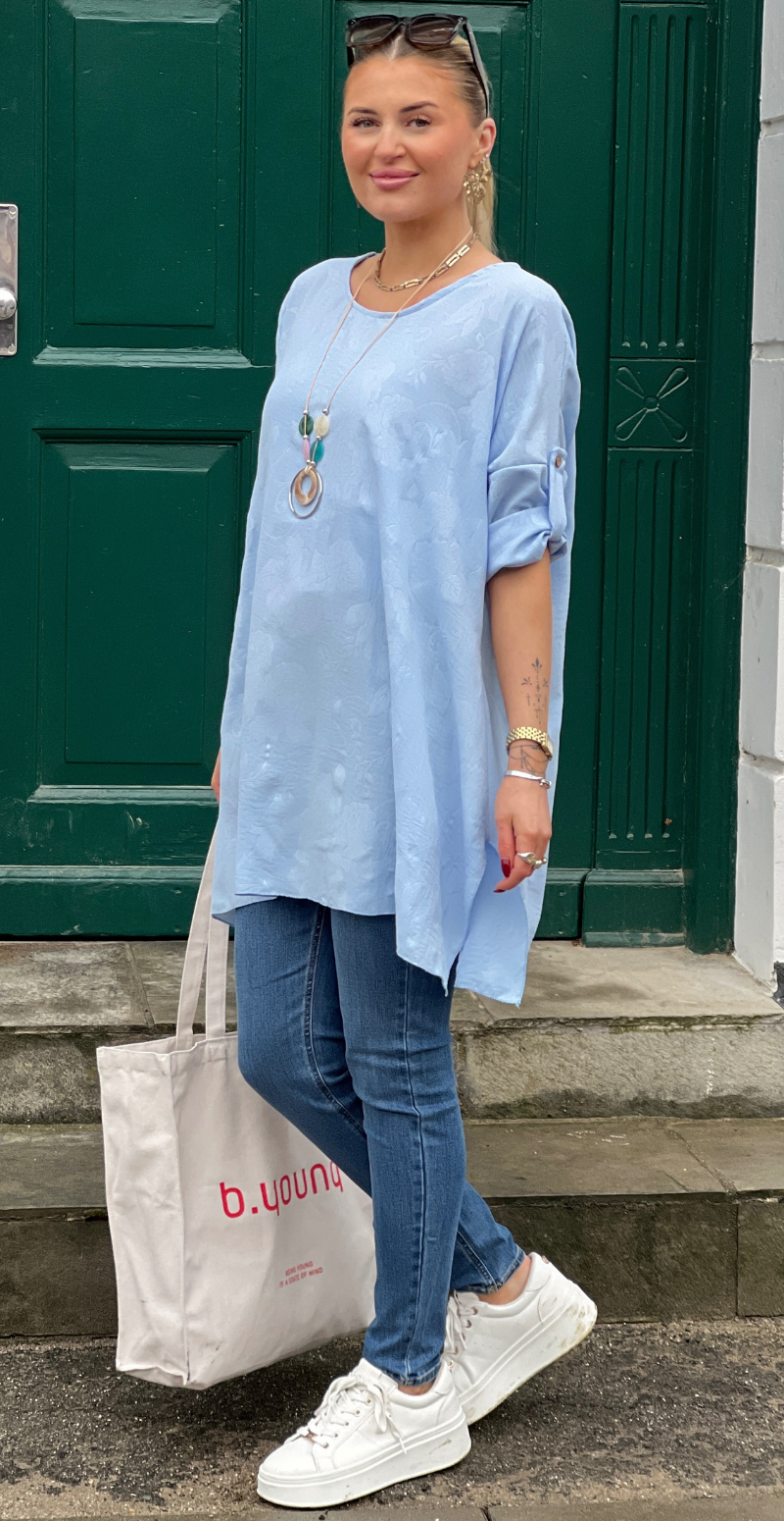 Amanda tunika med præget mønster og halskæde celeste LikeLondon