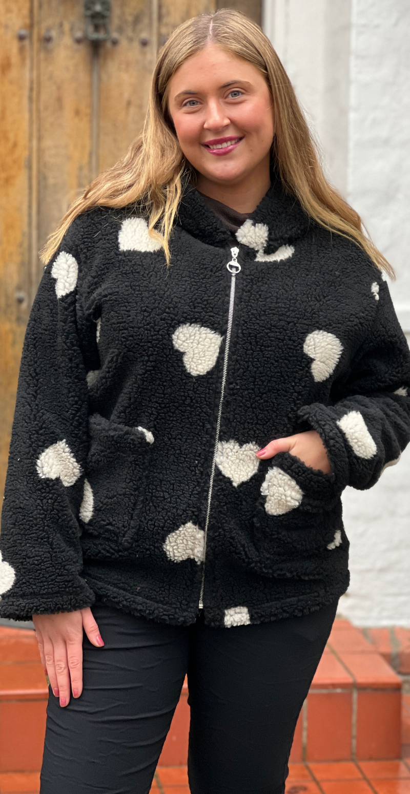 Nema teddy jakke i uld med hjerter sort LikeLondon