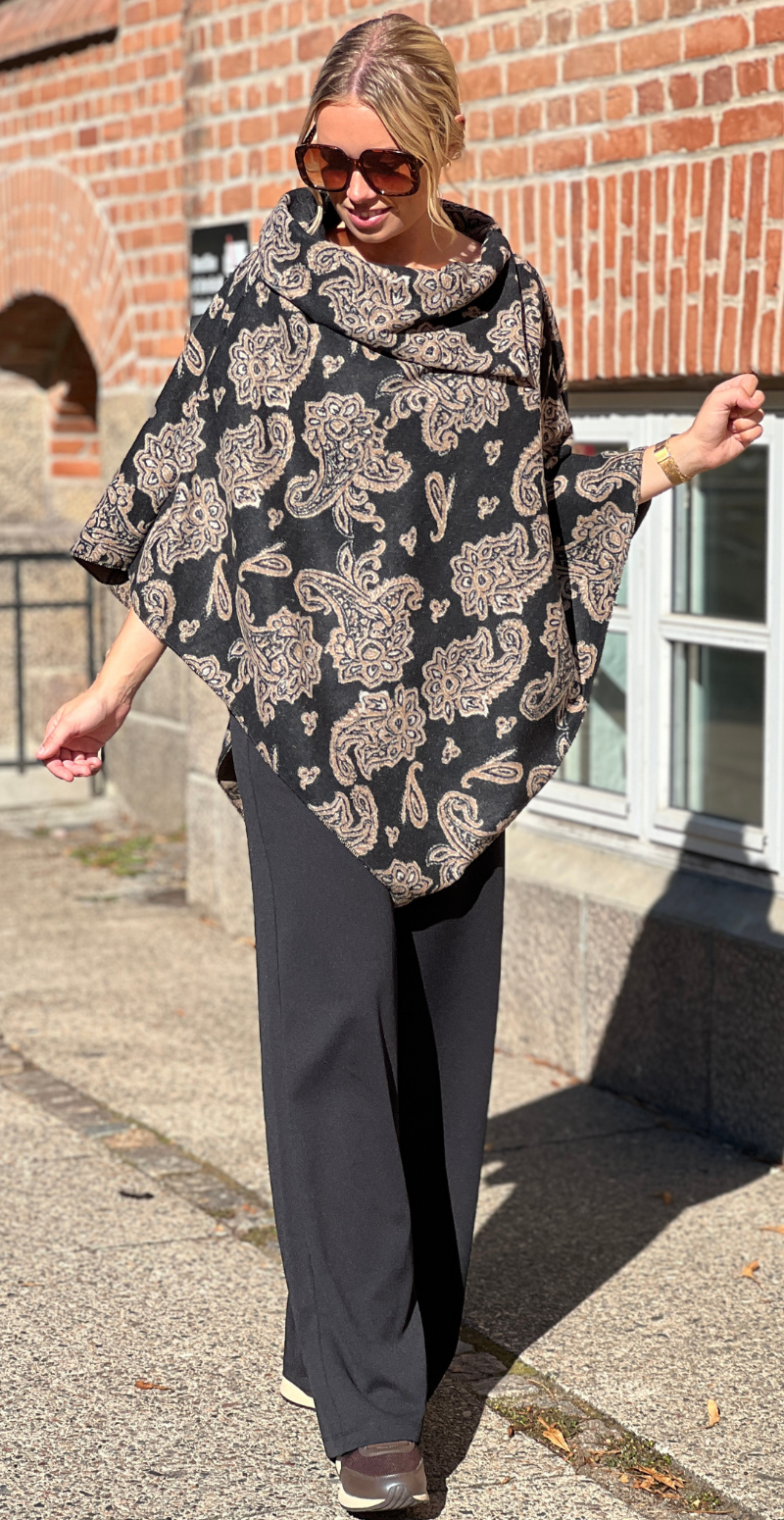 Sienna poncho med paisley mønster sort LikeLondon