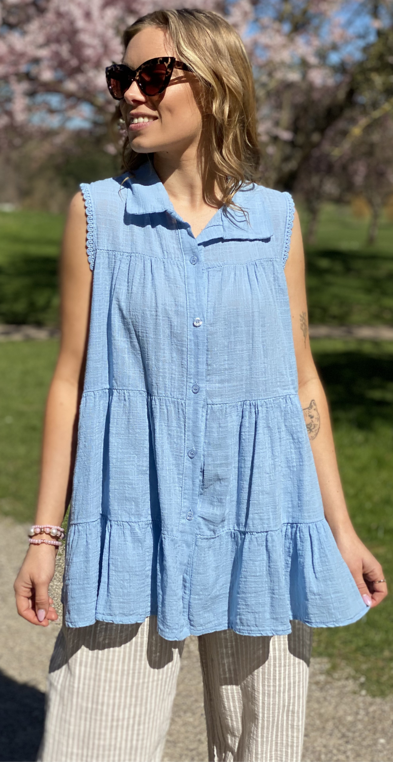 Rinda bluse uden ærmer med peplum og hæklede detaljer blå LikeLondon