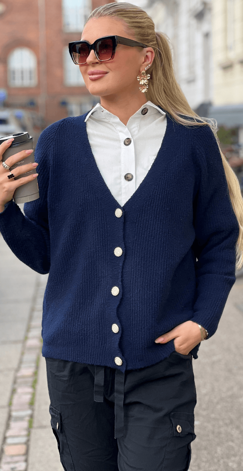 Zophia uldcardigan med V-hals og perlemorsknapper navy LikeLondon