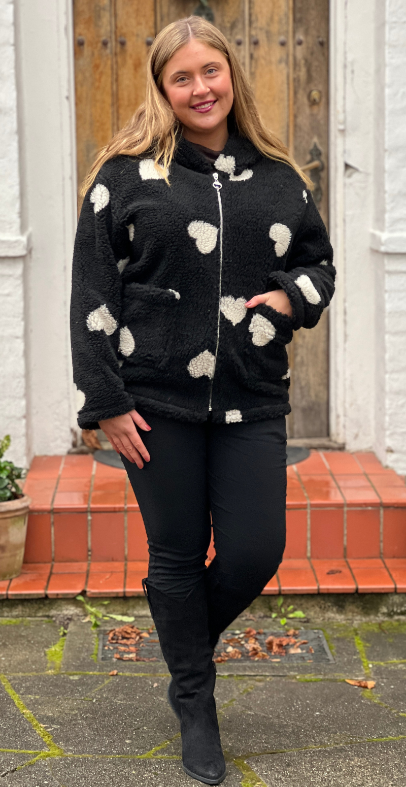 Nema teddy jakke i uld med hjerter sort LikeLondon