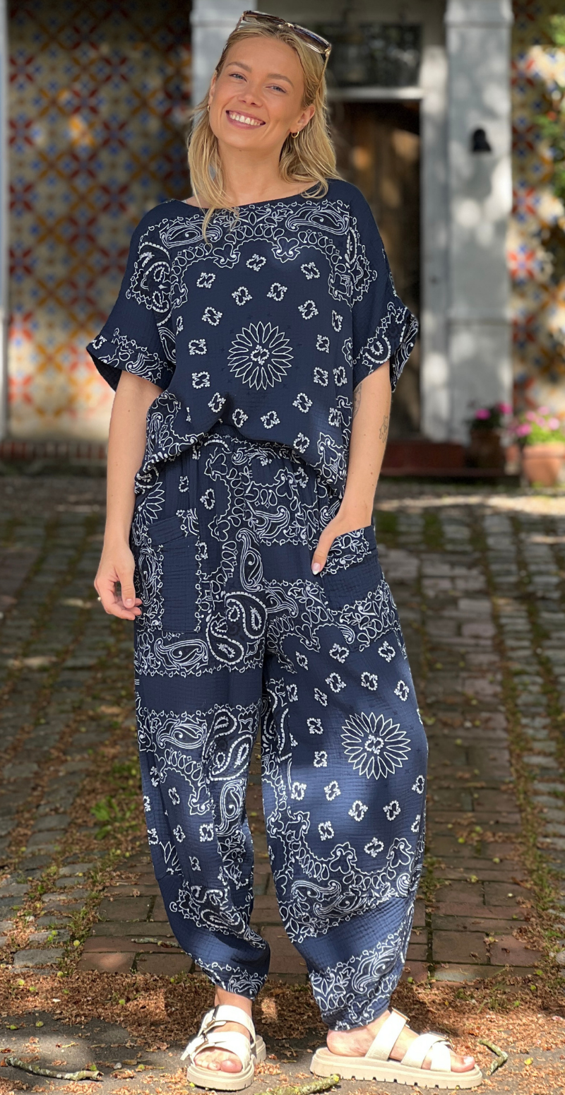 Bree sæt med bukser og bluse i musselin med paisley print navy LikeLondon