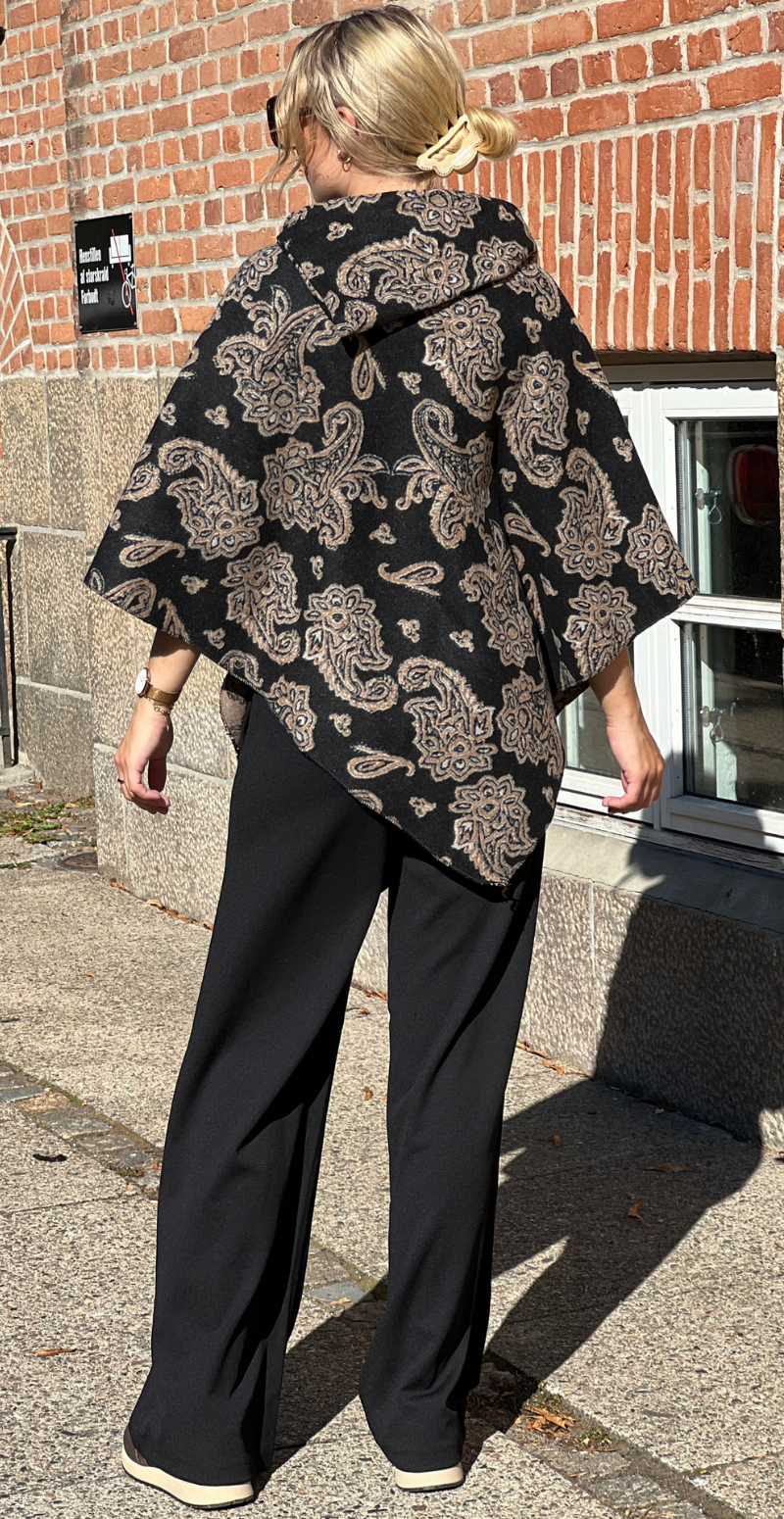 Sienna poncho med paisley mønster sort LikeLondon