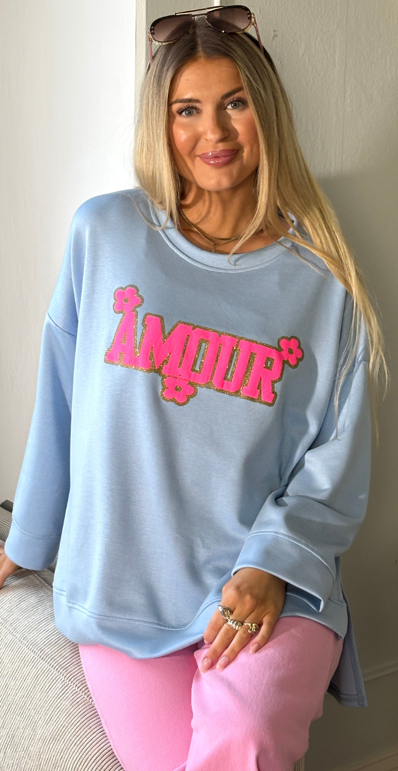 Allie sweatshirt med rund hals og "Amour" sky blue LikeLondon
