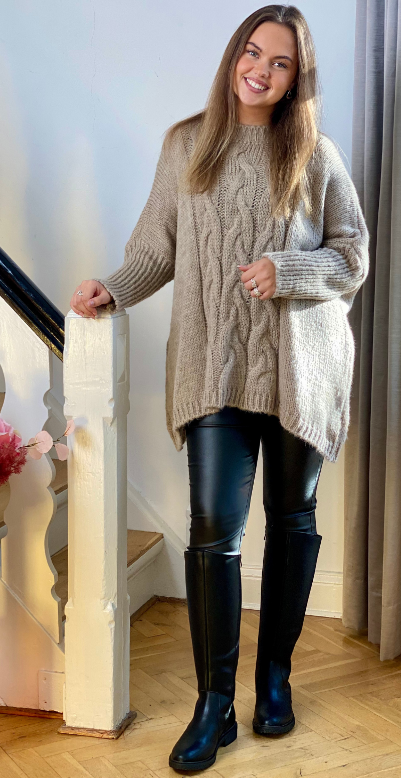 Daphne strik med kabelmønster og ribærme camel LikeLondon