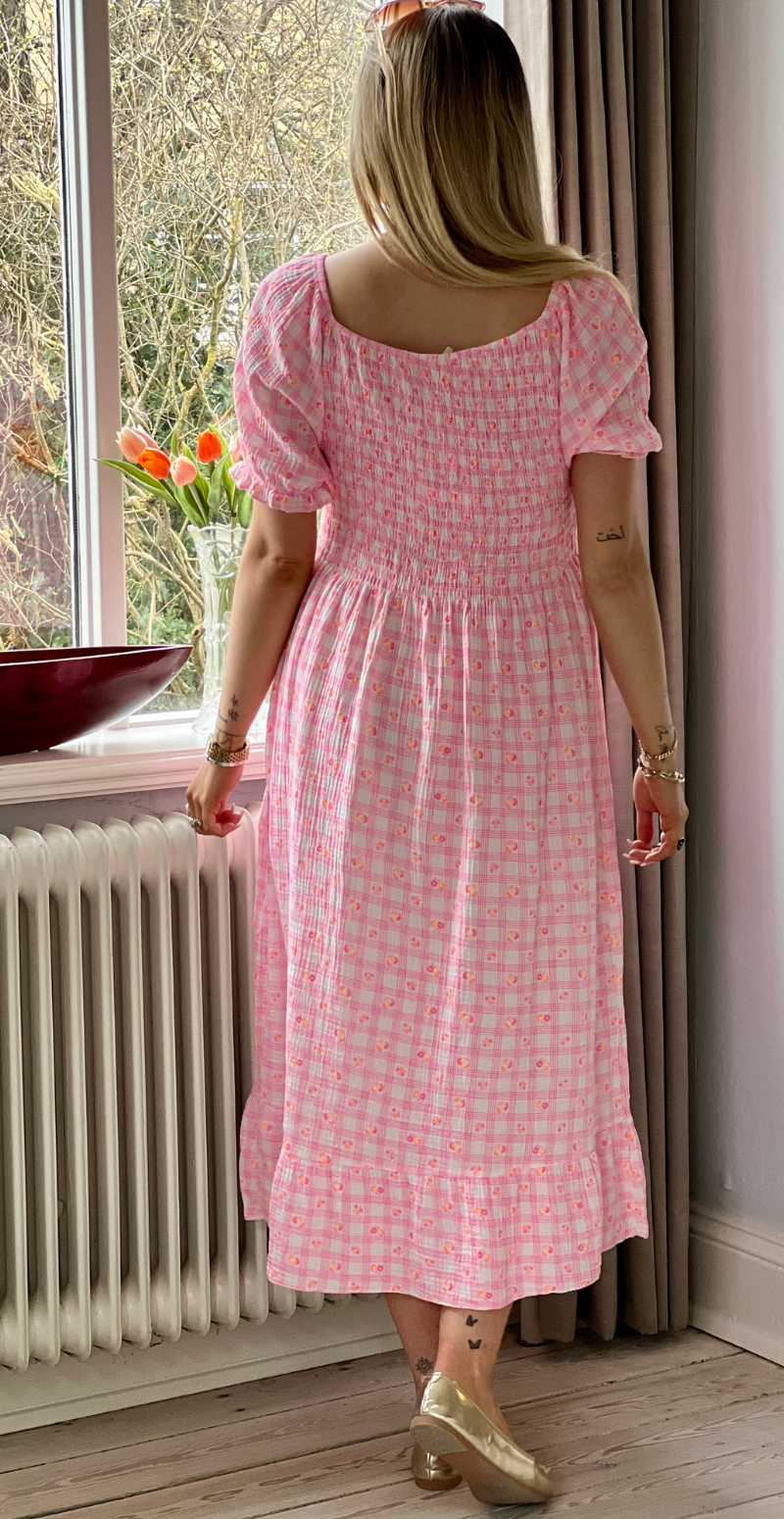 Olga ternet kjole med små blomster og smock pink LikeLondon