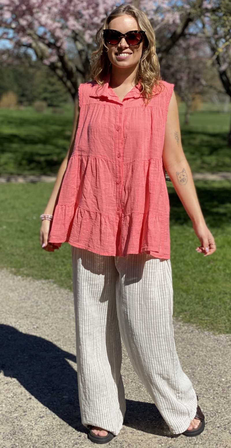 Rinda bluse uden ærmer med peplum og hæklede detaljer koral LikeLondon