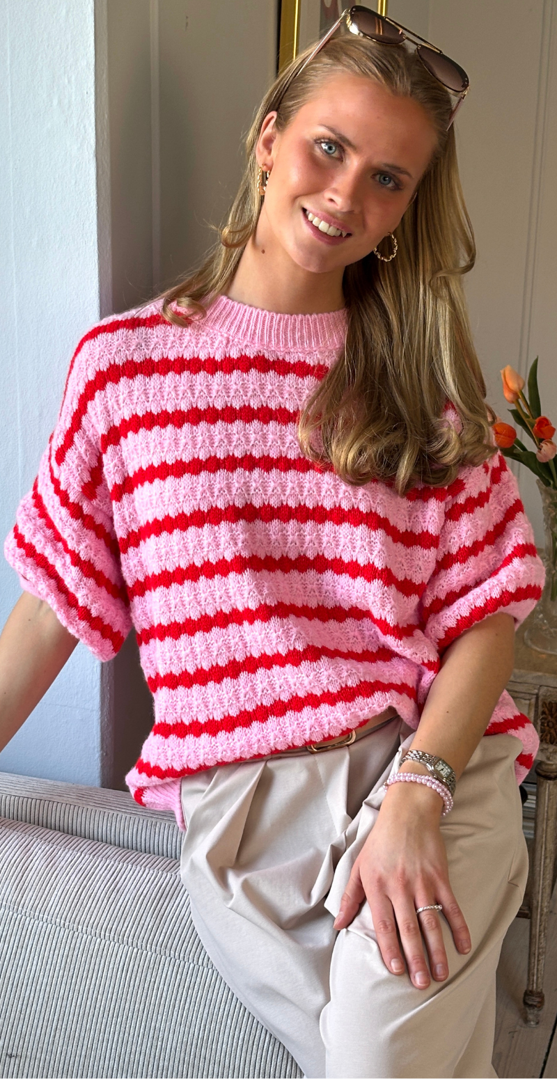 Nadine kortærmet strik med stribetmønster pink/rød LikeLondon