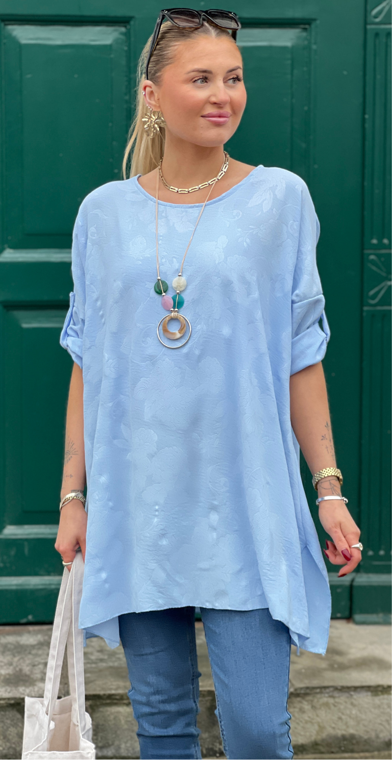Amanda tunika med præget mønster og halskæde celeste LikeLondon