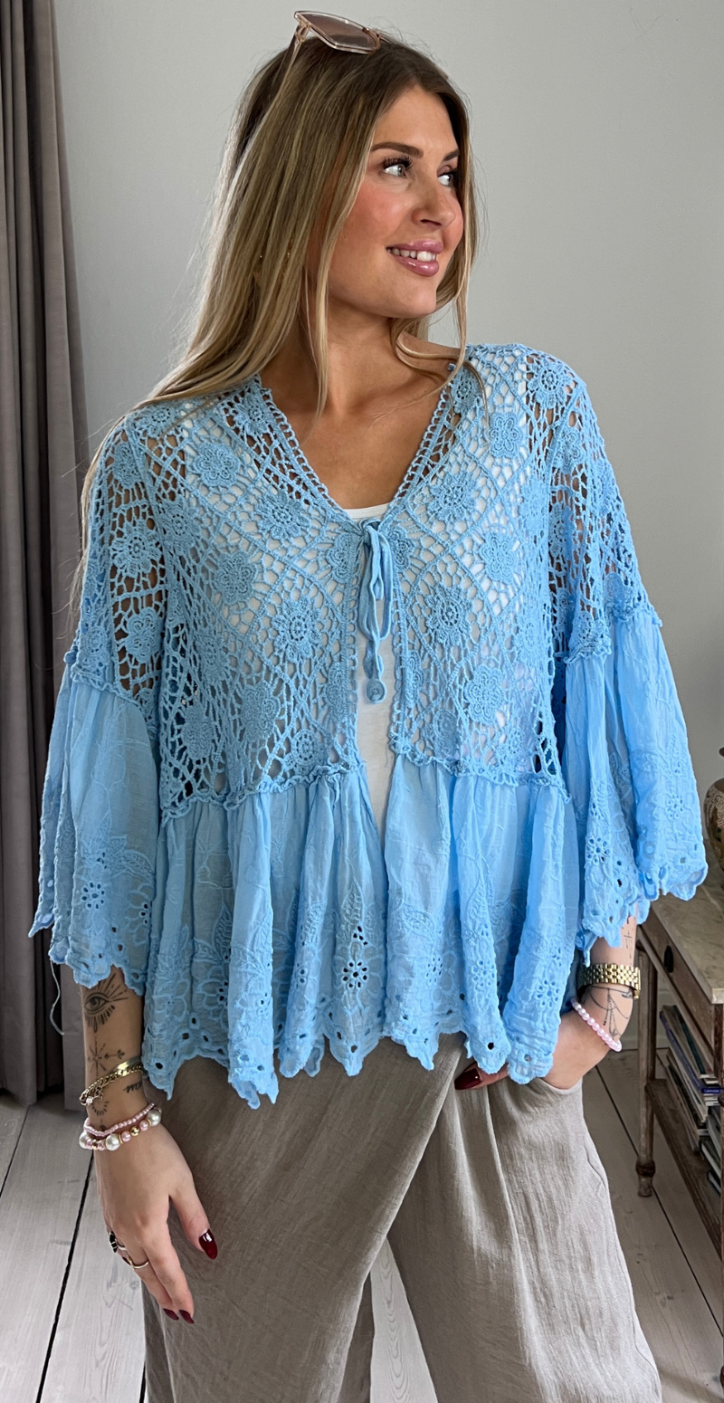 Carma hæklet bluse med blonder og bindelukning sky LikeLondon