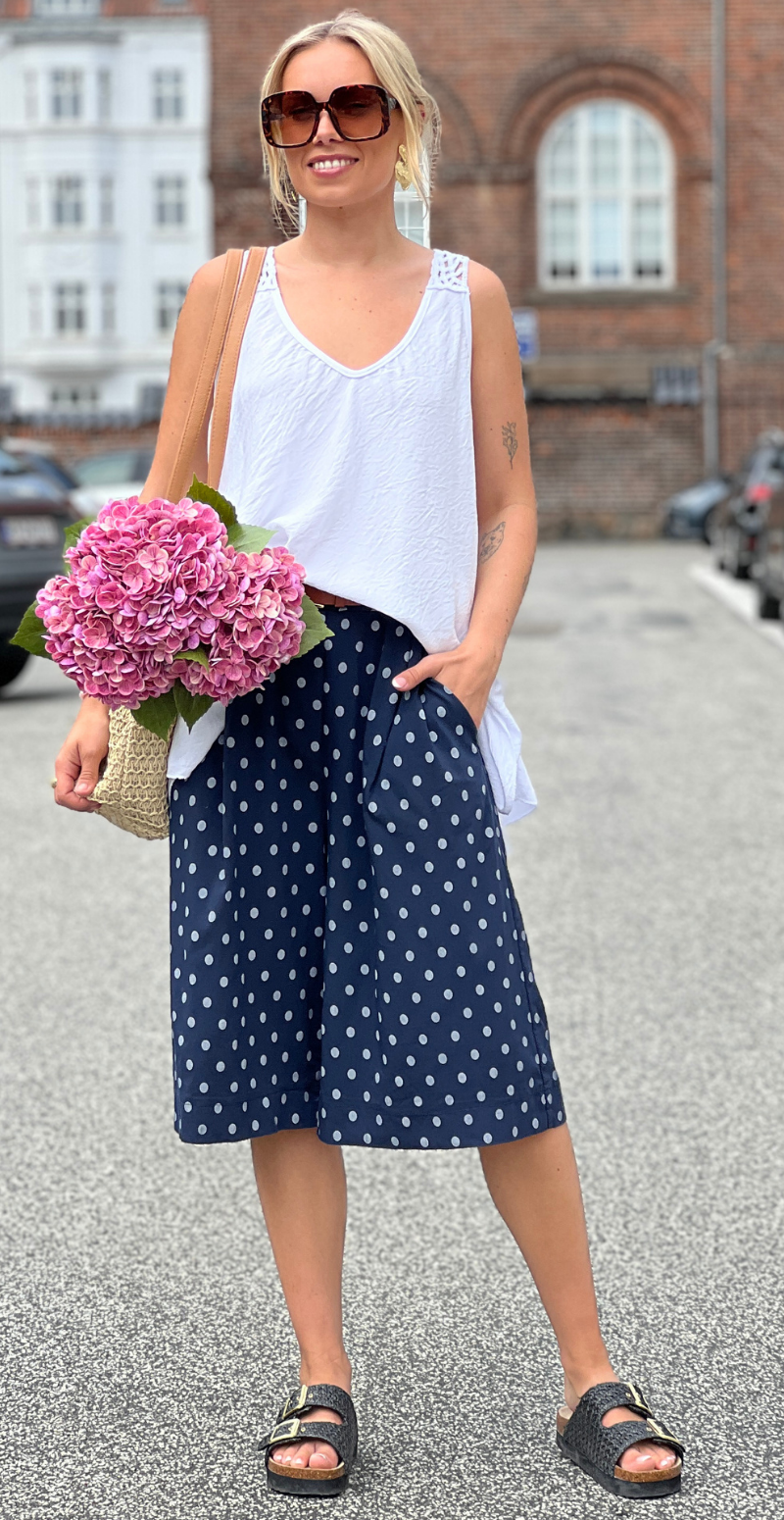 Emma bermuda shorts med prikker og bælte navy LikeLondon