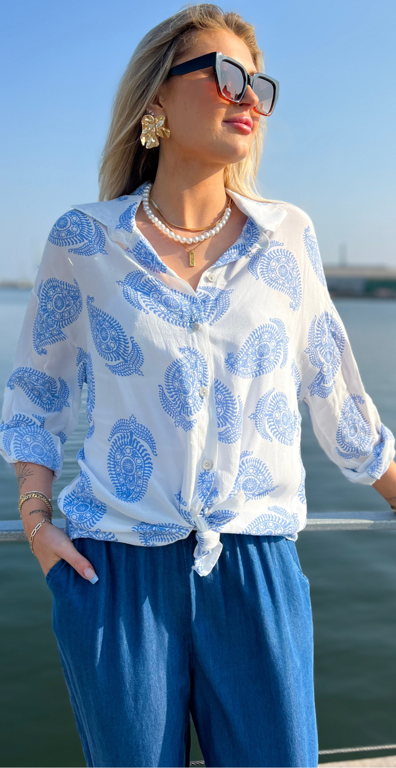 Mae skjortebluse med paisleyprint hvid/lysblå LikeLondon