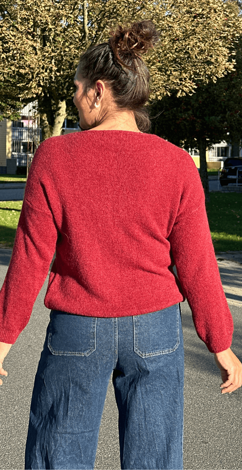 Cara uld strik med V-hals bordeaux LikeLondon By Christina