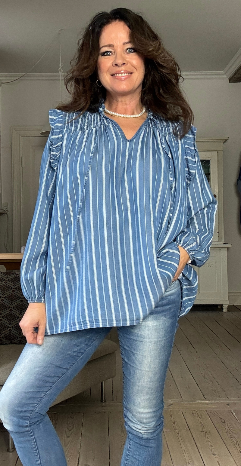 Elma denim bluse med flæsekant medium jeans m. striber LikeLondon