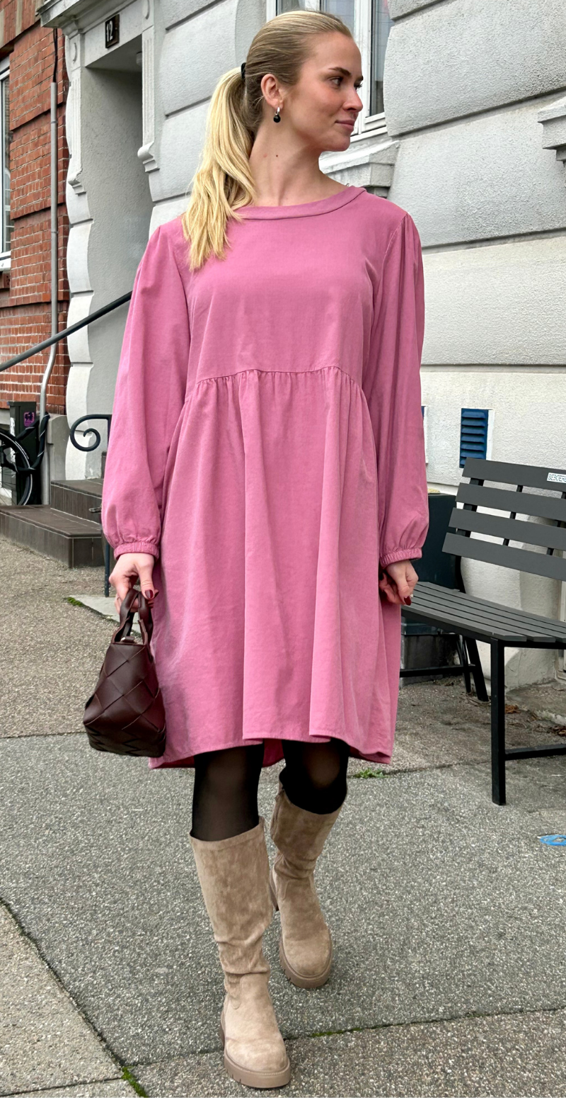 Ava fløjlskjole med ballonærmer chipolla LikeLondon