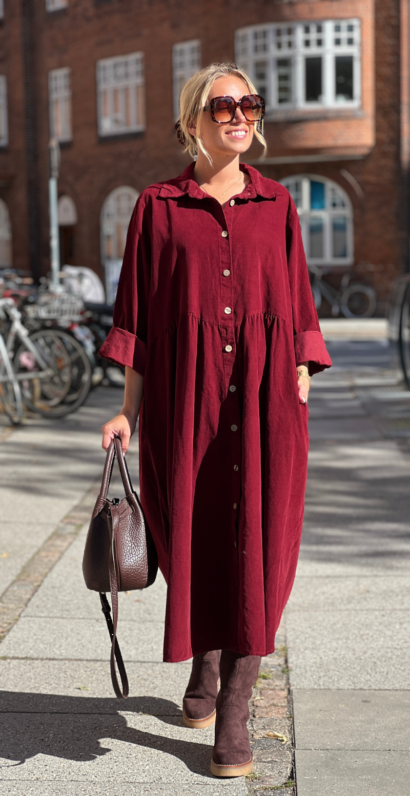 Benedikte fløjlskjole med rynker og knapper bordeaux LikeLondon