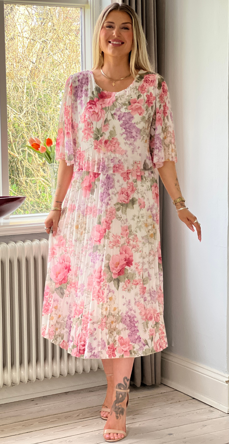 Forudbestil uge 15 Carmen plisseret kjole med elastik i taljen og blomsterprint rosa LikeLondon
