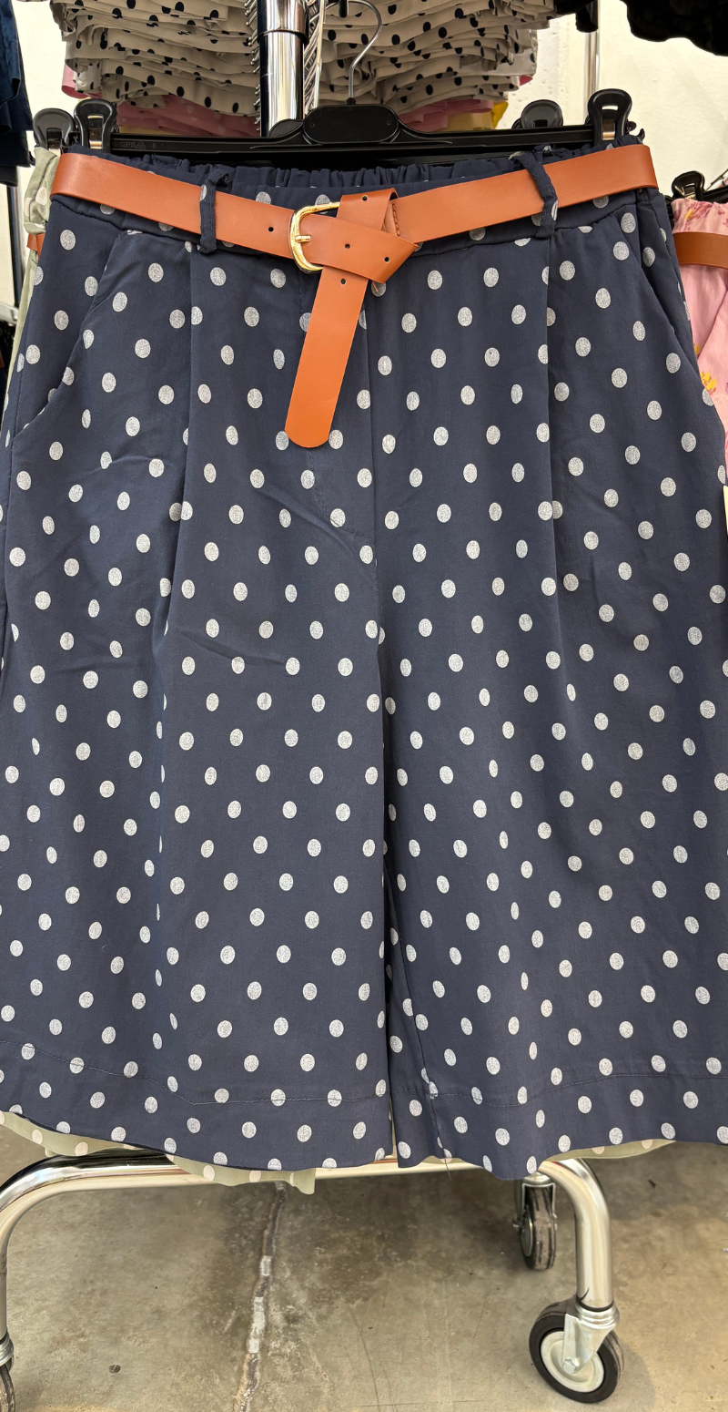 Emma bermuda shorts med prikker og bælte navy LikeLondon