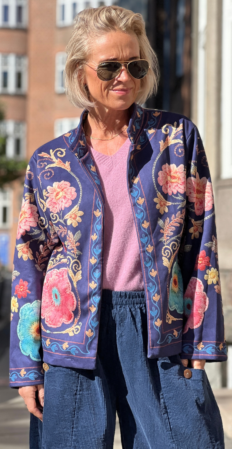 Sissal jakke i ruskindslook med mønster af broderede blomster navy LikeLondon