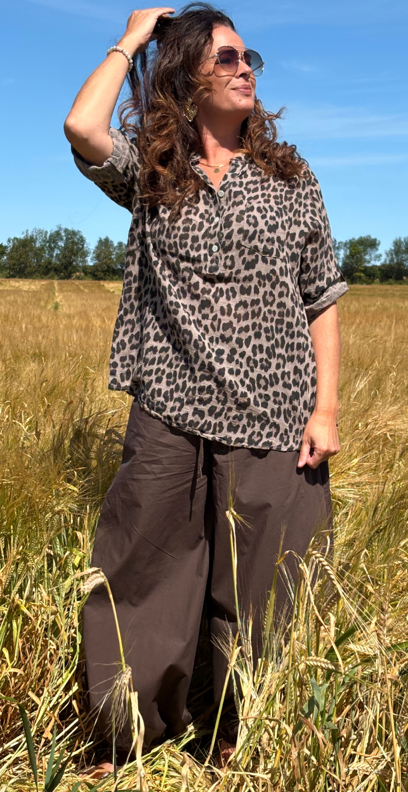 Amira bluse med lille brystlomme og leopardmønster fango LikeLondon