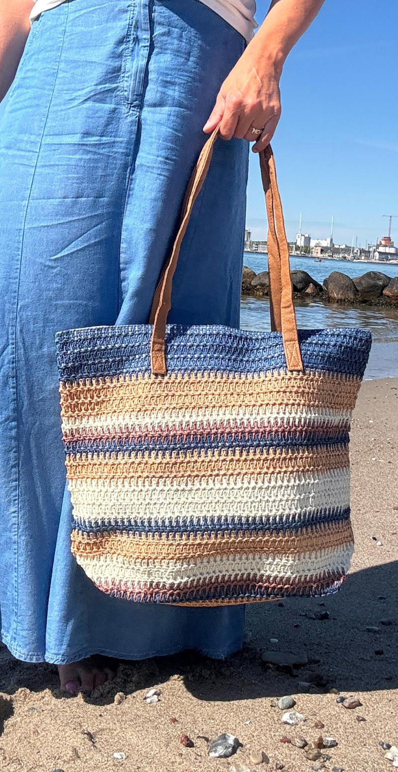 Flettaske med striber og lynlås navy/sand LikeLondon