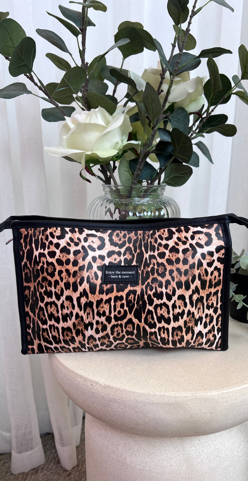 Toilettaske med leoprint camel LikeLondon