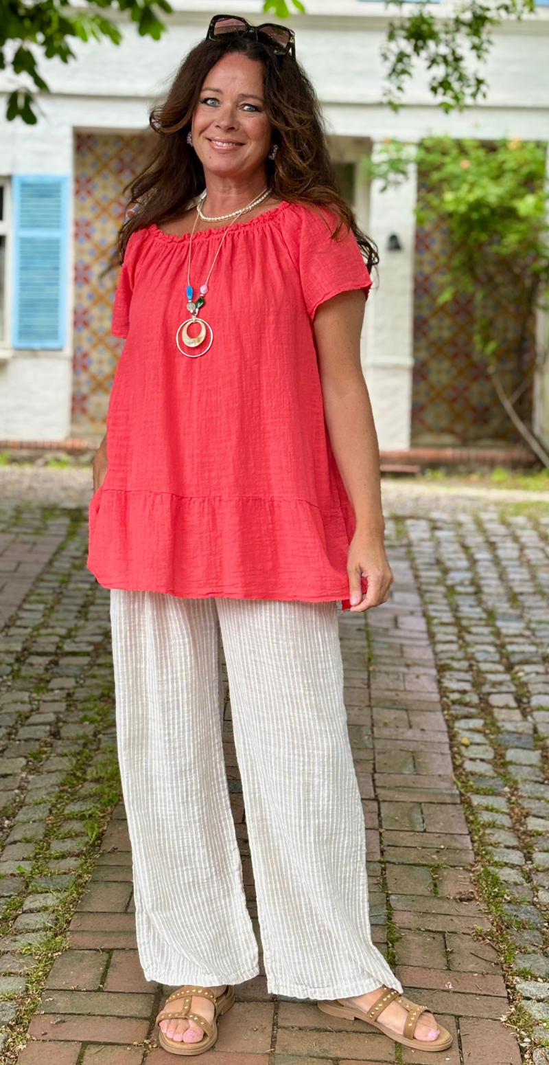 Tia bluse med rund hals, peplum og halskæde koral LikeLondon
