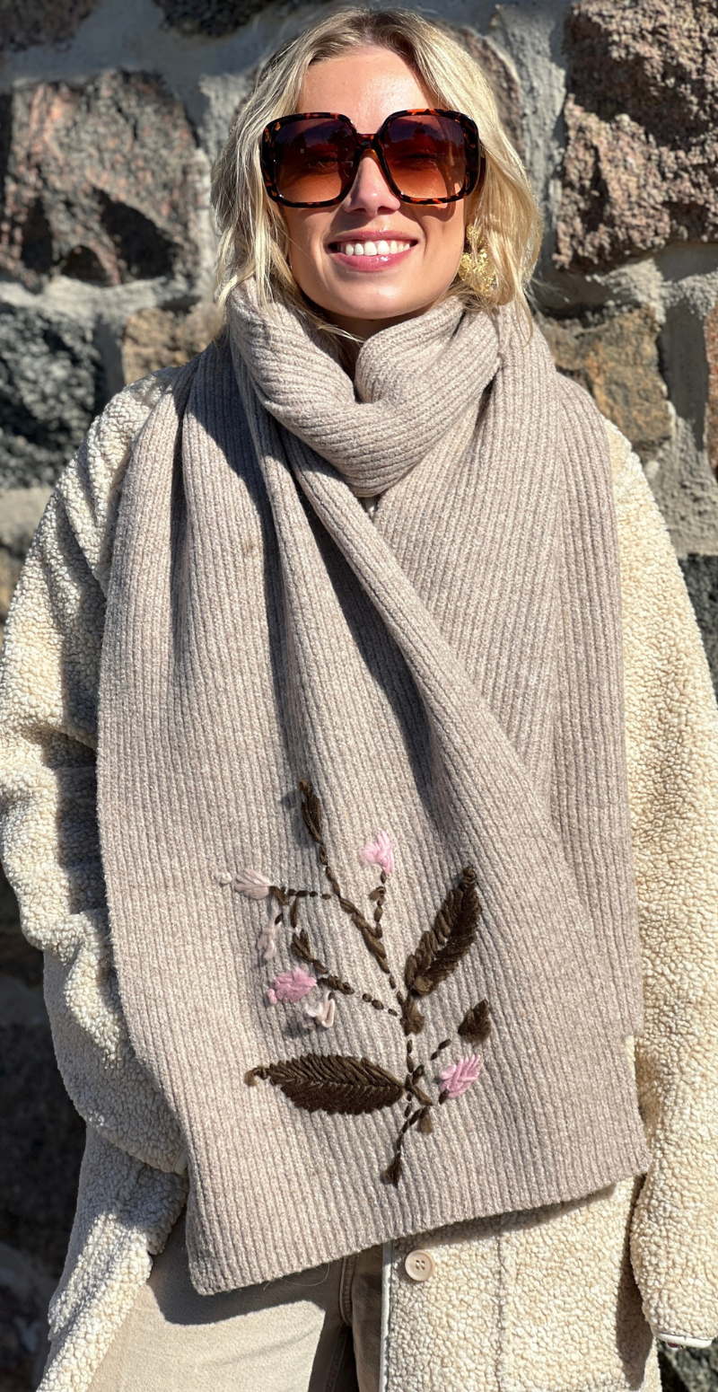 Strikket tørklæde med broderede blomster taupe LikeLondon