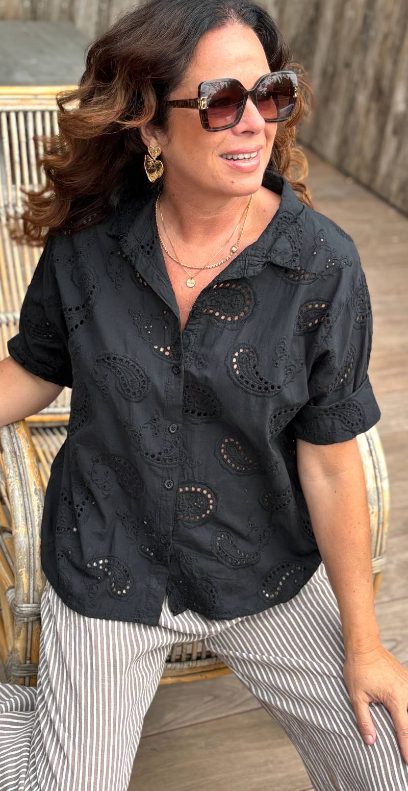Isobel bluse med 3/4 ærmer og broderi anglaise sort LikeLondon