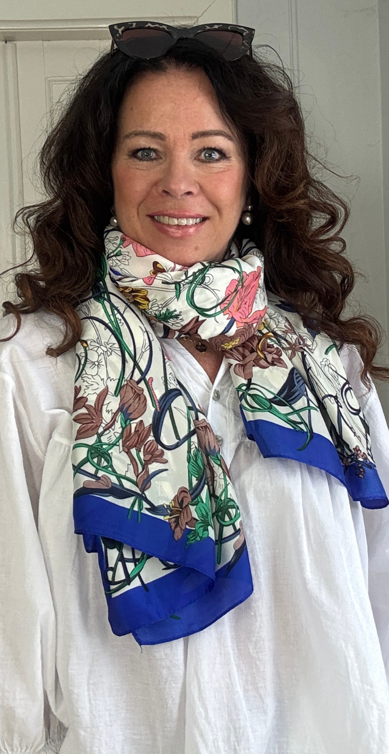 Silketørklæde med blomster og små sommerfugle royal blue LikeLondon